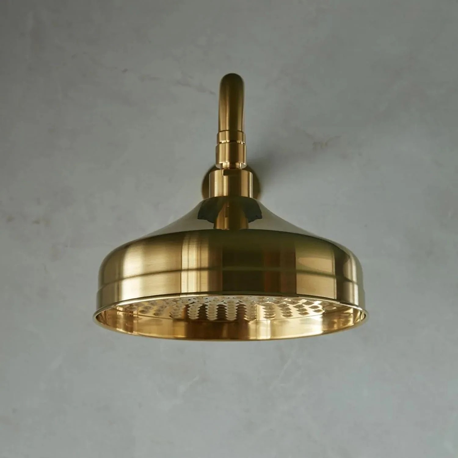 Rociador de ducha VADO Booth & Co. Axbridge clásico 200 mm con brazo mural latón cepillado